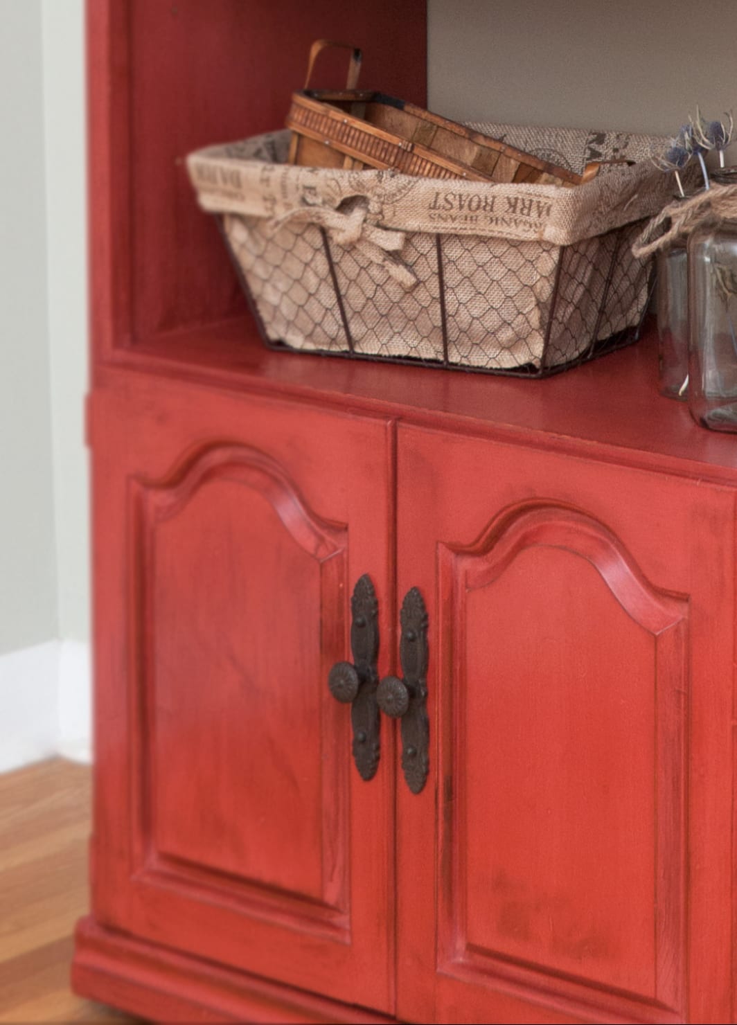 Red-Chicken-Wire-Hutch-btm