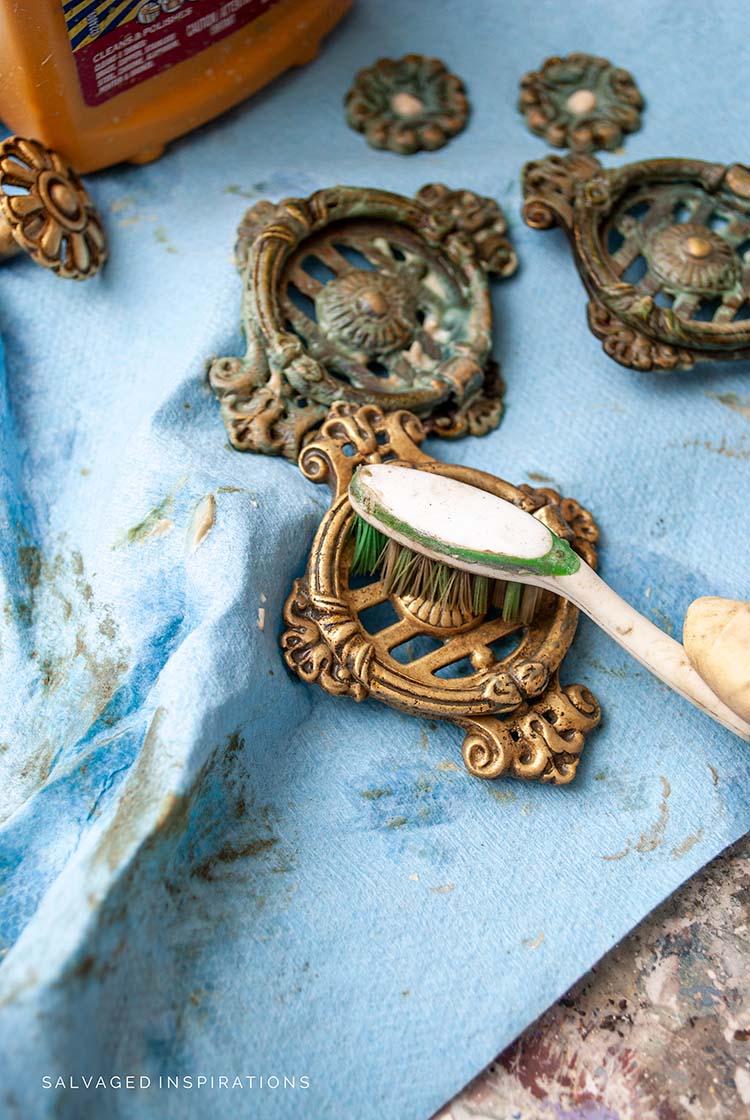 Cleaning Brass Knobs w Brasso